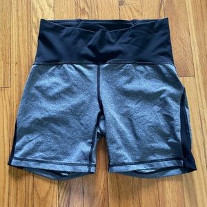 Lululemon grey/black train times bike shorts with mesh sides size 8 NWOT